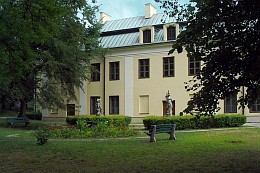 Będzin Gzichów pałac Mieroszewskich - widok na rzeźby Bachusa i Flory (2004 rok)