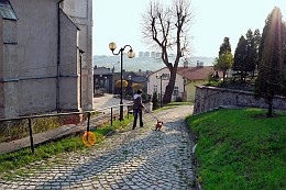 Będzin kościół św. Trójcy ulica Kościelna z widokiem na zamgloną Syberkę (04.2009)